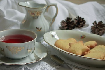 tazze di tè con biscotti