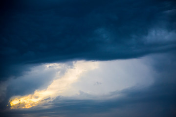 Fototapeta na wymiar sunset behind storm clouds