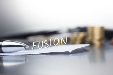 Fusion auf einem Zettel im Büro