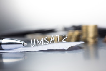 Umsatz auf einem Zettel im Büro