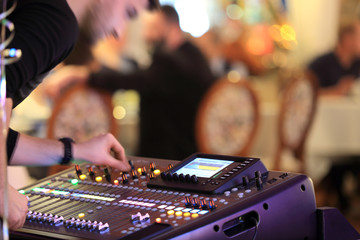 DJ miksujący muzykę na konsoli, mikserze. - obrazy, fototapety, plakaty