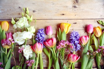 Frühling Frühlingsblumen Blumenstrauß bunt mit Tulpen 
