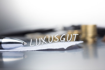 Luxusgut auf einem Zettel im Büro