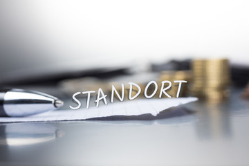 Standort auf einem Zettel im Büro