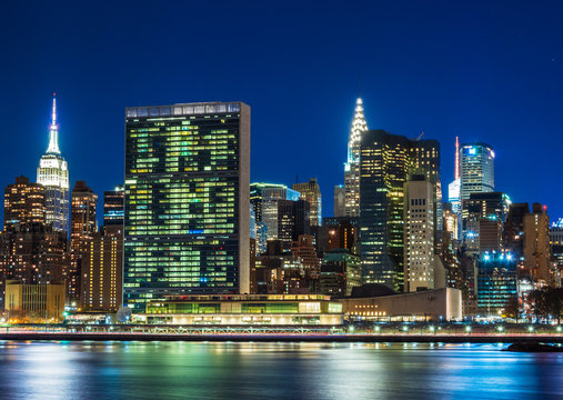 ニューヨーク　イーストリバーとマンハッタンの摩天楼