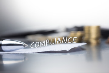 Compliance auf einem Zettel im Büro