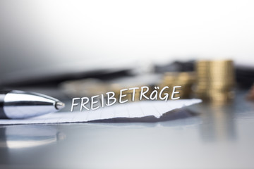Freibeträge auf einem Zettel im Büro