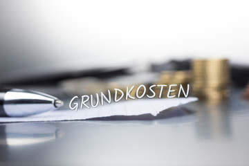Grundkosten auf einem Zettel im Büro