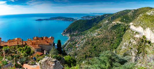 Panoramablick auf die Côte d& 39 Azur vom Dorf Eze in der Sommersaison, die Umgebung und die französische Küste
