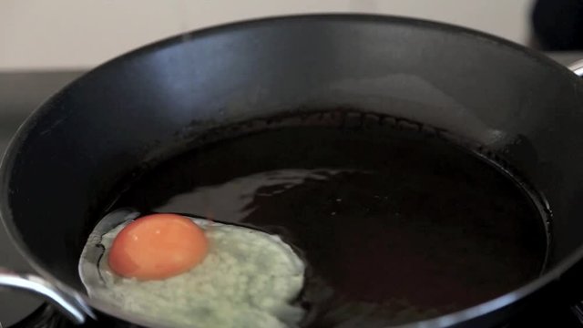 Eier werden in die Pfanne gegeben, gew&uuml;rzt und zu Spiegeleiern gebraten, full HD 1080p Video 25 fps