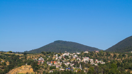 Pueblo Bajo el Cielo Azul 