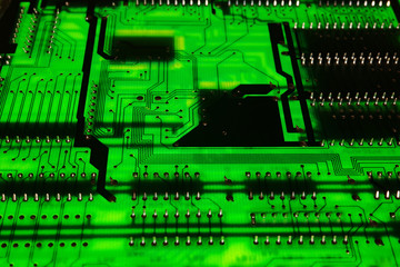 透過光で俯瞰撮影した緑の拡張ボードの基板