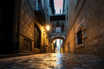 Poster Barri Gothic Quarter and Bridge of Sighs at night in Barcelona, Catalonia, Spain.. © ake1150
