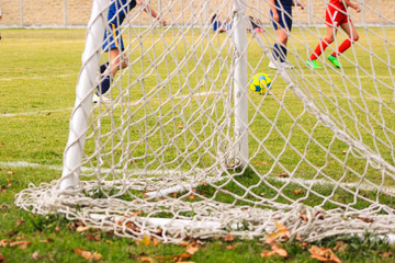 Portería con red durante un juego de fútbol soccer