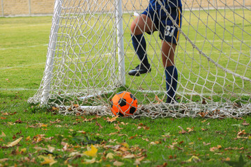 Balón naranja de fútbol soccer después de una anotación de gol © vanessa