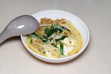 お椀に注いだ豆乳鍋