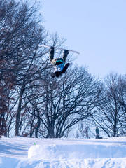 People are enjoying skiing	/ snowboarding