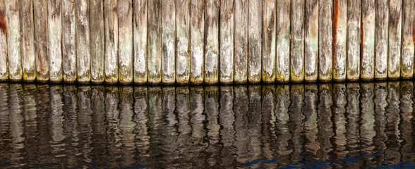 Holzzaun und Spiegelbild