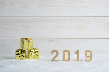 Año nuevo de 2019 en la mesa con nieve artifical sore fondo blanco