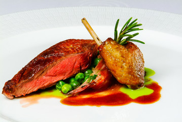 Plato de pichón asado con guisantes y su crema, especialidad de la cocina Riojana, La Rioja