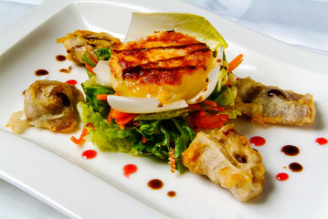 Ensalada con Vieira caramelizada y crujiente de verduras, especialidad de la cocina Riojana, La Rioja