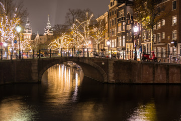 Nachtaufnahme weihnachtlich beleuchtetes Amsterdam