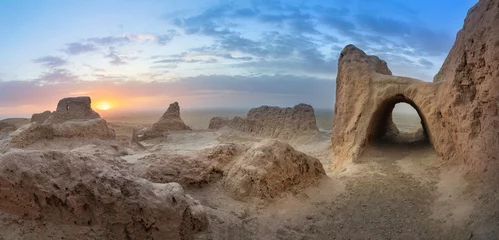 Fotobehang Rudnes Panoramisch zicht op verlaten ruïnes van het oude Khorezm-fort Ayaz Kala in de Kyzylkum-woestijn, Oezbekistan