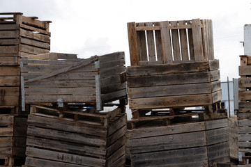 Montón de cajas de madera grandes 