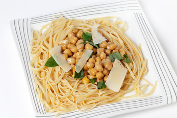Bavette pasta with chickpeas and cheese