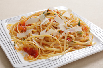 Linguine with tomato and garlic