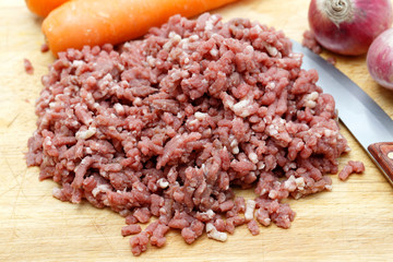 Raw mince with onions and carrots