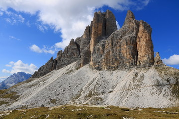 Fototapeta na wymiar Paesaggio alpino con picchi erosi in forme pittoresche - Tre Cime di Lavaredo - Parco naturale delle Dolomiti di Sesto - Italia