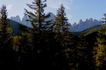 Paesaggio alpino con picchi montuosi erosi in forme pittoresche - Parco Naturale Puez Odle - Val di Funes - Dolomiti - Italia 