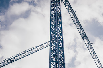 Fondo industrial con grúa de construcción sobre cielo nublado azul