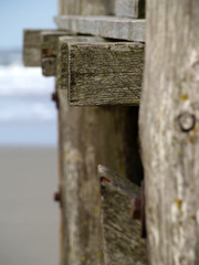 verwittertes Holzgerüst am Strand in Sankt Peter-Ording