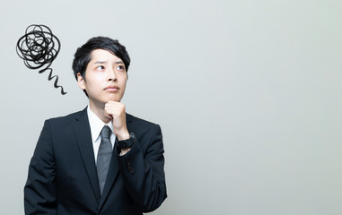悩むビジネスマン