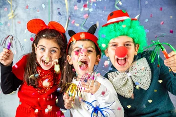 Deurstickers Drie kinderen vieren samen carnaval thuis © Victor