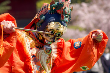 寺院で行われた舞楽奉納