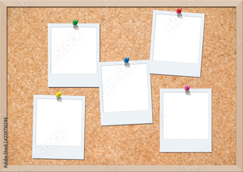 コルクボードにピン留めされたポラロイド写真 Blank Wall Mural Bla Kimkimchin