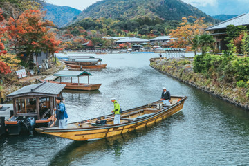 Fototapeta na wymiar November 19, 2018: Beautiful the river and boat in Arashiyama Kyoto Japan in autumn season ..