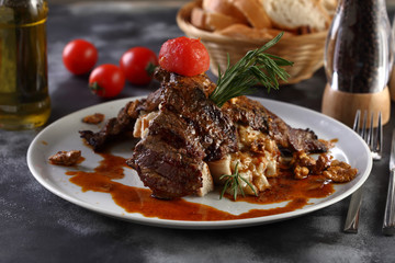 sliced beef with melted suace