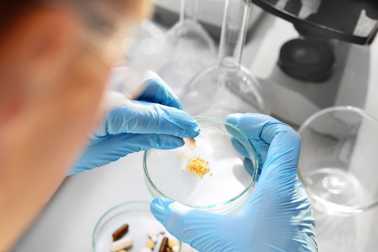 Lekarstwo, produkcja tabletek, badania laboratoryjne. Laboratorium medyczne badanie pod mikroskopem.