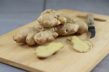 Große, frische Ingwerknolle auf einem Holzbrettchen