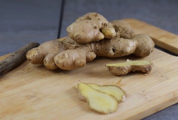 Große, frische Ingwerknolle auf einem Holzbrettchen