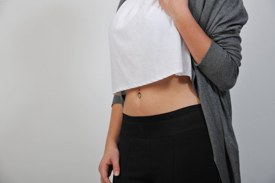 frau bodypart normal gebaut schlank taille h&uuml;fte mit bauch bauchfrei und bauch piercing