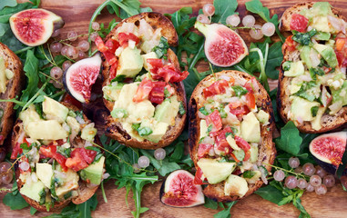 Crispy bruschetta with colorful vegetables