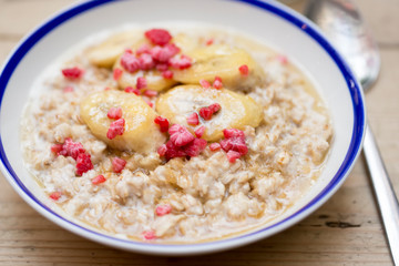 Porridge with bananas and raspberries 