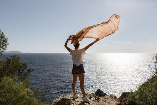 Femme debout libre face &agrave; la mer