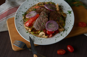 Roast beef with mushrooms and vegetables