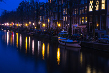 Fototapeta premium Grachten in Amsterdam bei Nacht